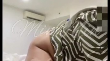 Bokep Jilbab Ngewe MILF Hijabers Semok Minmin Nungging di Sofa