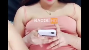 Miss ML Duduk Ngangkang Meki Tembem Di Jilat